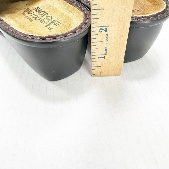 Naot Brown Leather Avignon Mules Clogs Size 37 US Size 6 Luggage Brown - Picture 9 of 9